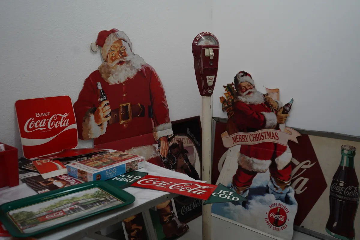 Man sieht Merchandising-Gegenstände und eine alte Parkuhr.